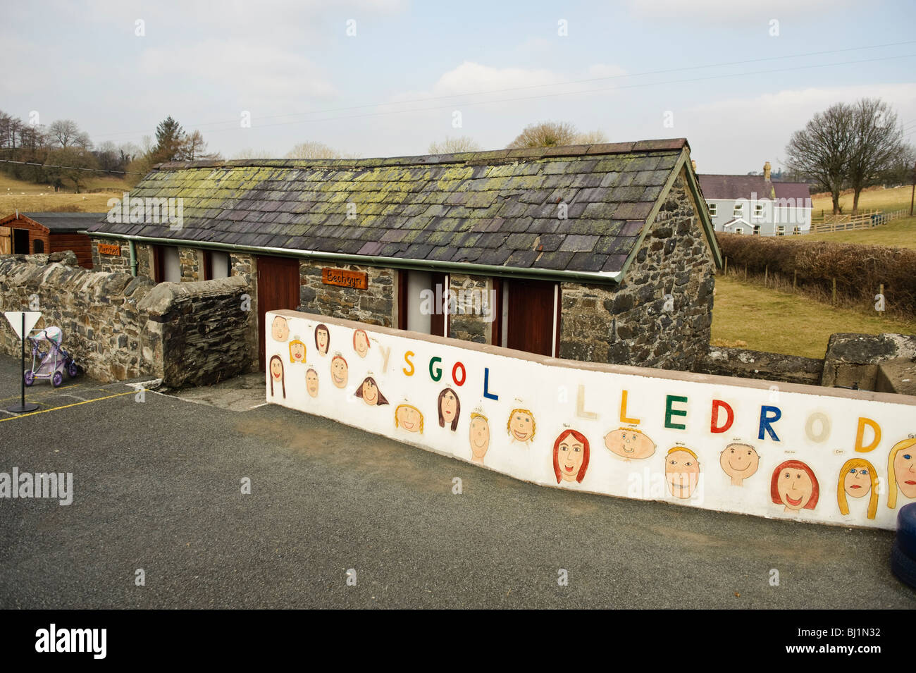 Altmodische außerhalb Toiletten - weiterverwenden von Kindern, Lledrod Grundschule, Ceredigion, Wales UK Stockfoto