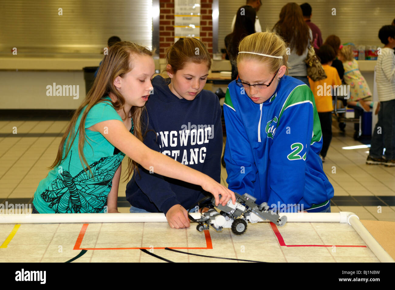 Schulmädchen testen eine Lego-Roboter-Auto während einer Wissenschaftsmesse. Stockfoto