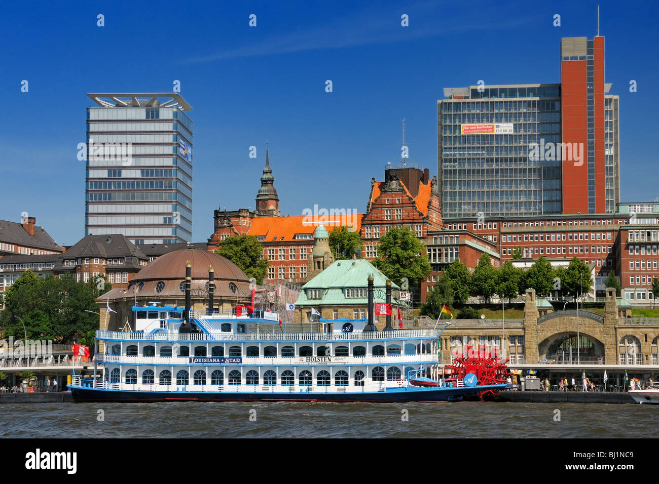 Das Rad der Mississippi-Stil Riverboat verwendet, um Sightseeing-Touren am Hafen in Hamburg, Deutschland. Stockfoto