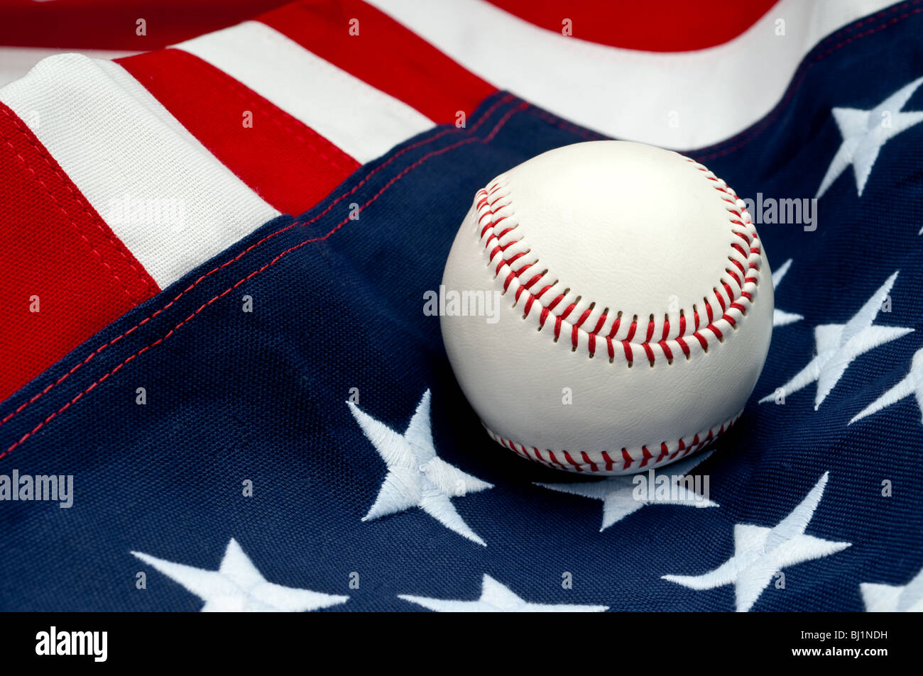 Eine weiße Baseball auf die amerikanische Flagge Stockfoto