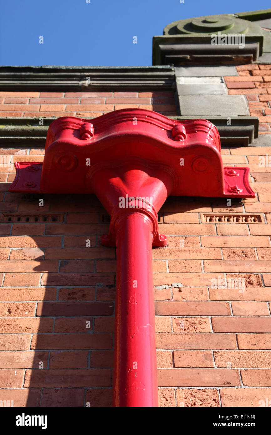 Ein altes Abflussrohr an einem Gebäude in einer Stadt, U.K. Stockfoto