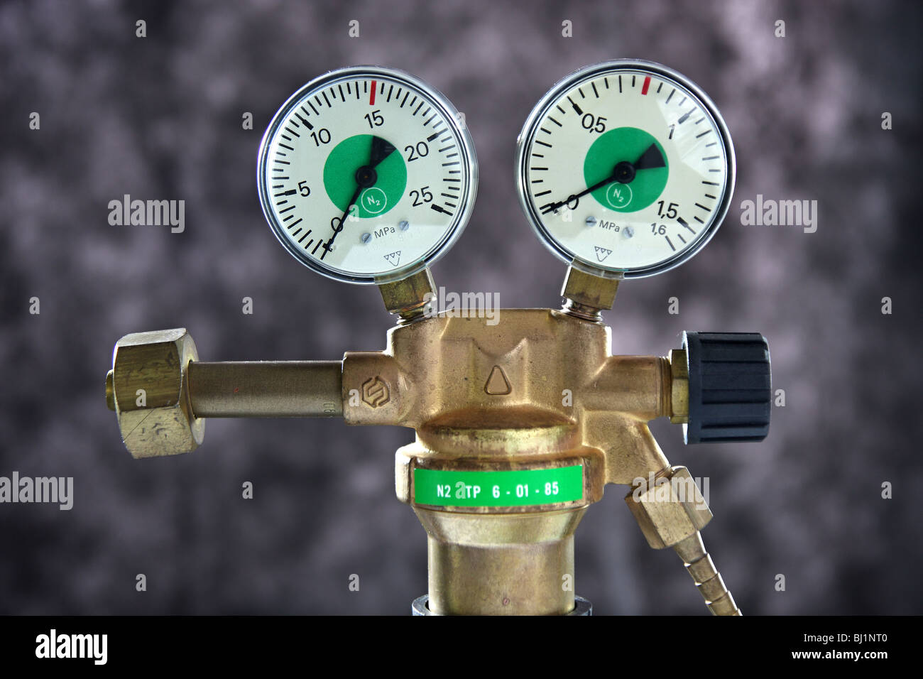 Makro von einem Manometer auf grauem Hintergrund isoliert Stockfoto Makro von einem Manometer auf grauem Hintergrund isoliert Stockfoto
