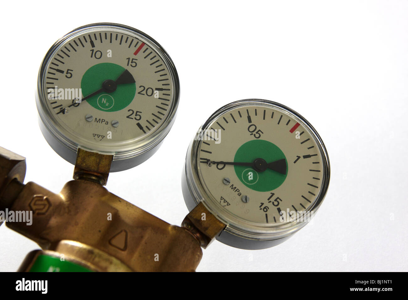 Makro von einem Manometer isoliert auf weißem Hintergrund Stockfoto Makro von einem Manometer isoliert auf weißem Hintergrund Stockfoto