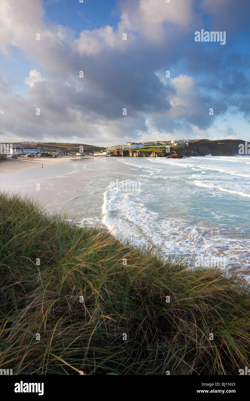 Perranporth Strand mit Perranporth Stadt im Hintergrund Stockfoto