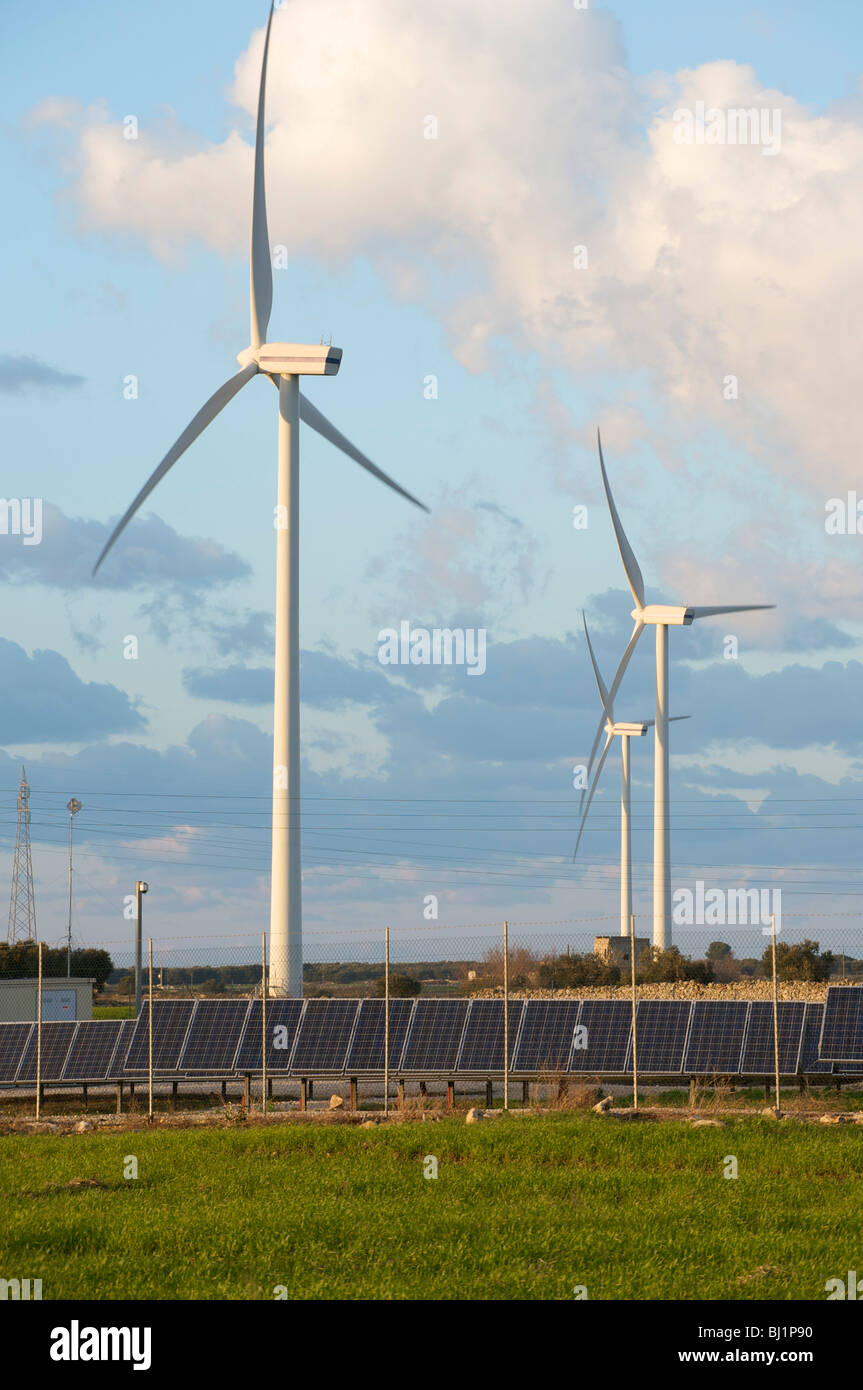 Solar und wind Turbine Stromerzeugung in Süditalien, Apulien Stockfoto