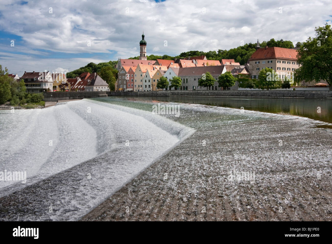 Fluss mit Stadtbild, Lech [Landsberg am Lech] Bayern, Deutschland Stockfoto