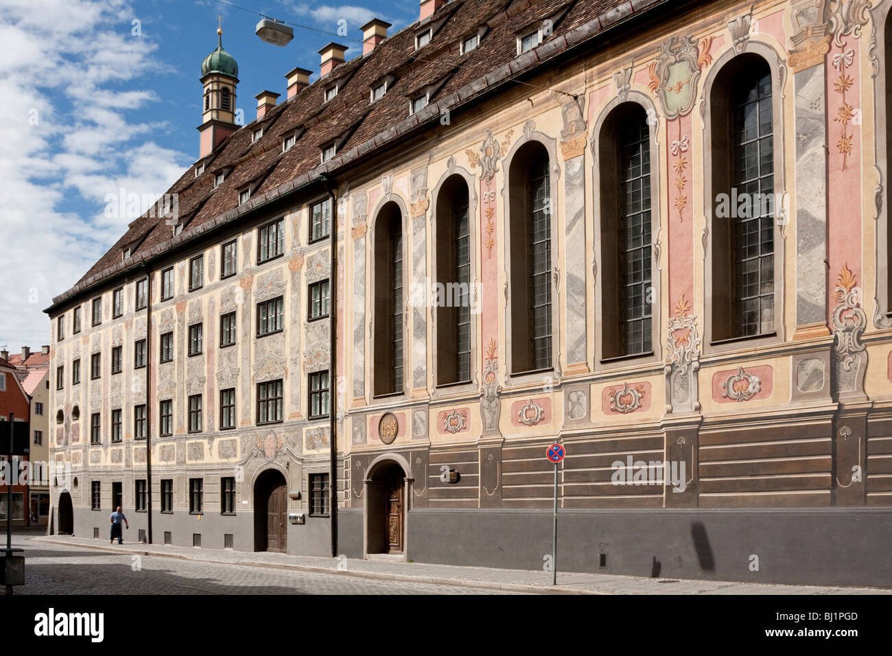Straßenszene mit dekorativen Gebäudehülle auf Straße, Landsberg am Lech, Bayern, Deutschland Stockfoto