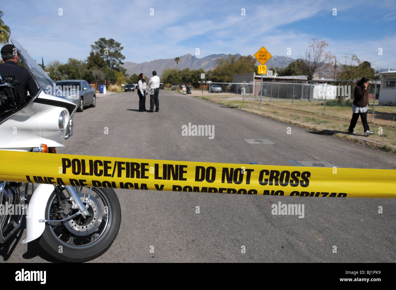 Tucson-Polizei untersucht einen Mord und schießen eines anderen Mannes geglaubt, um die Bande in Tucson, Arizona, USA bezogen werden. Stockfoto