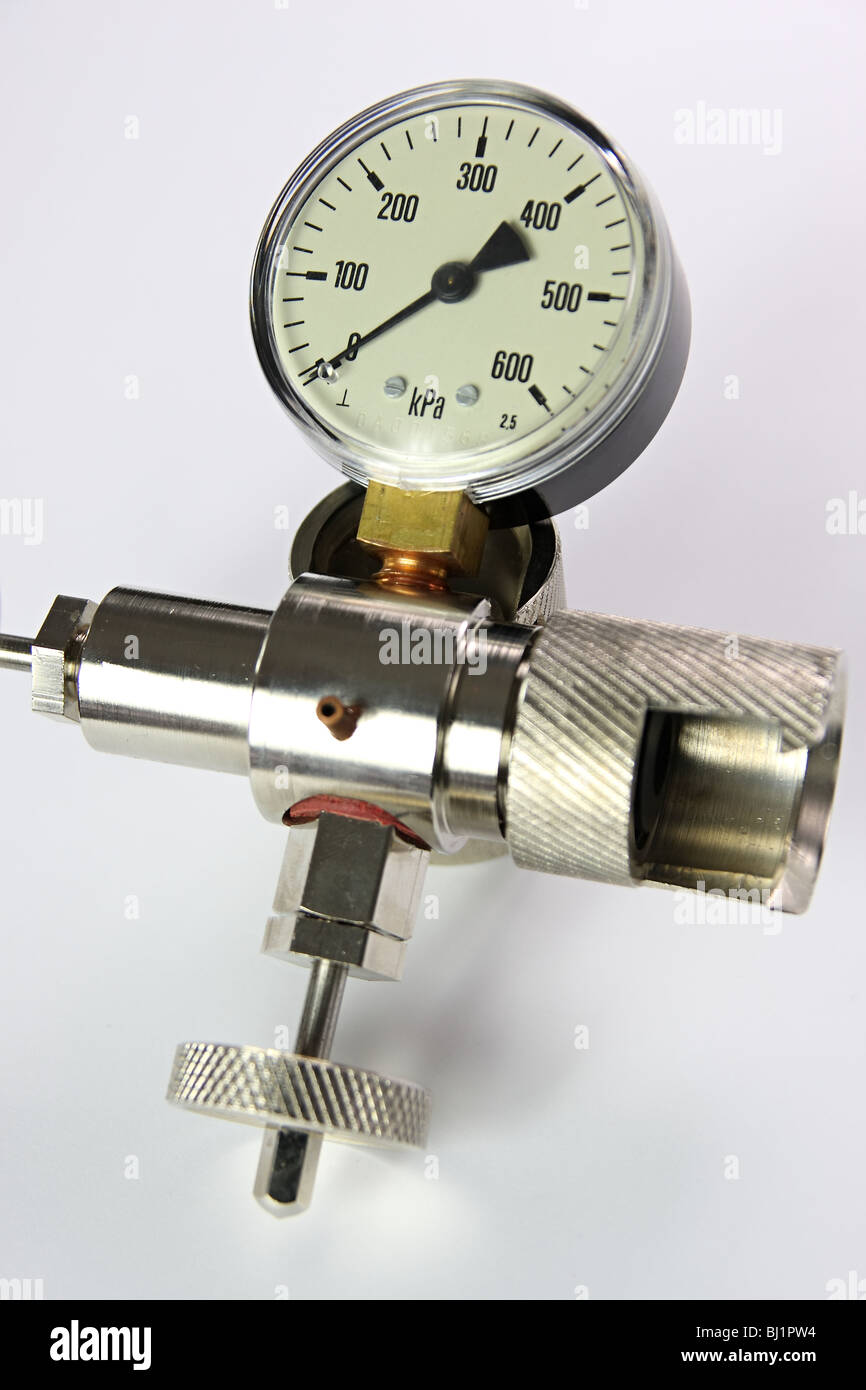 Makro von einem Manometer isoliert auf weißem Hintergrund Stockfoto Makro von einem Manometer isoliert auf weißem Hintergrund Stockfoto