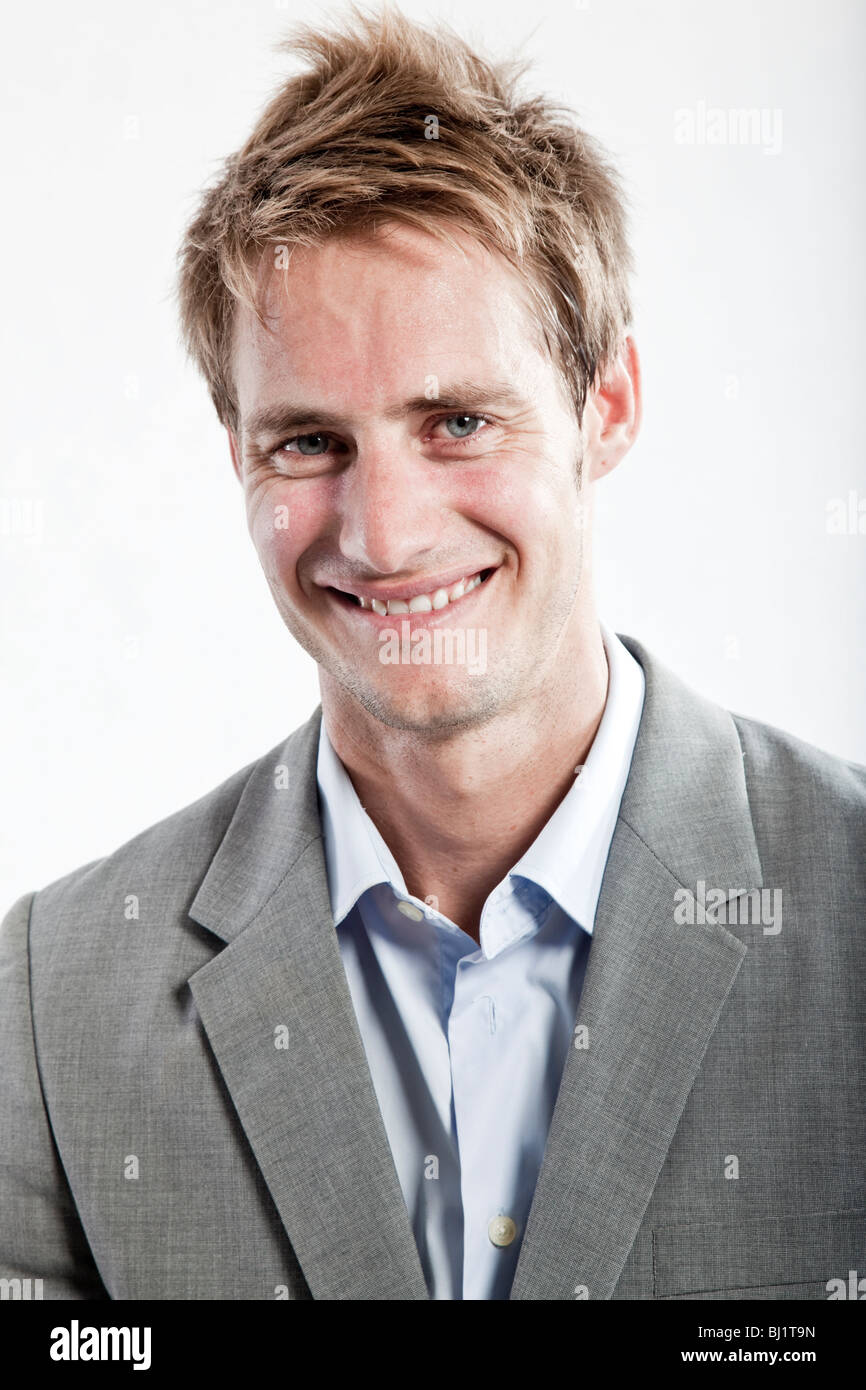 Business-Mann im grauen Anzug auf weißem Hintergrund im studio Stockfoto