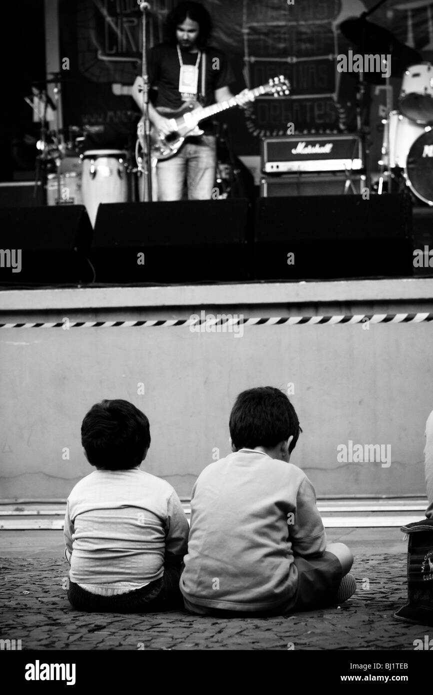 Jungen beobachten Rock-Konzert Stockfoto