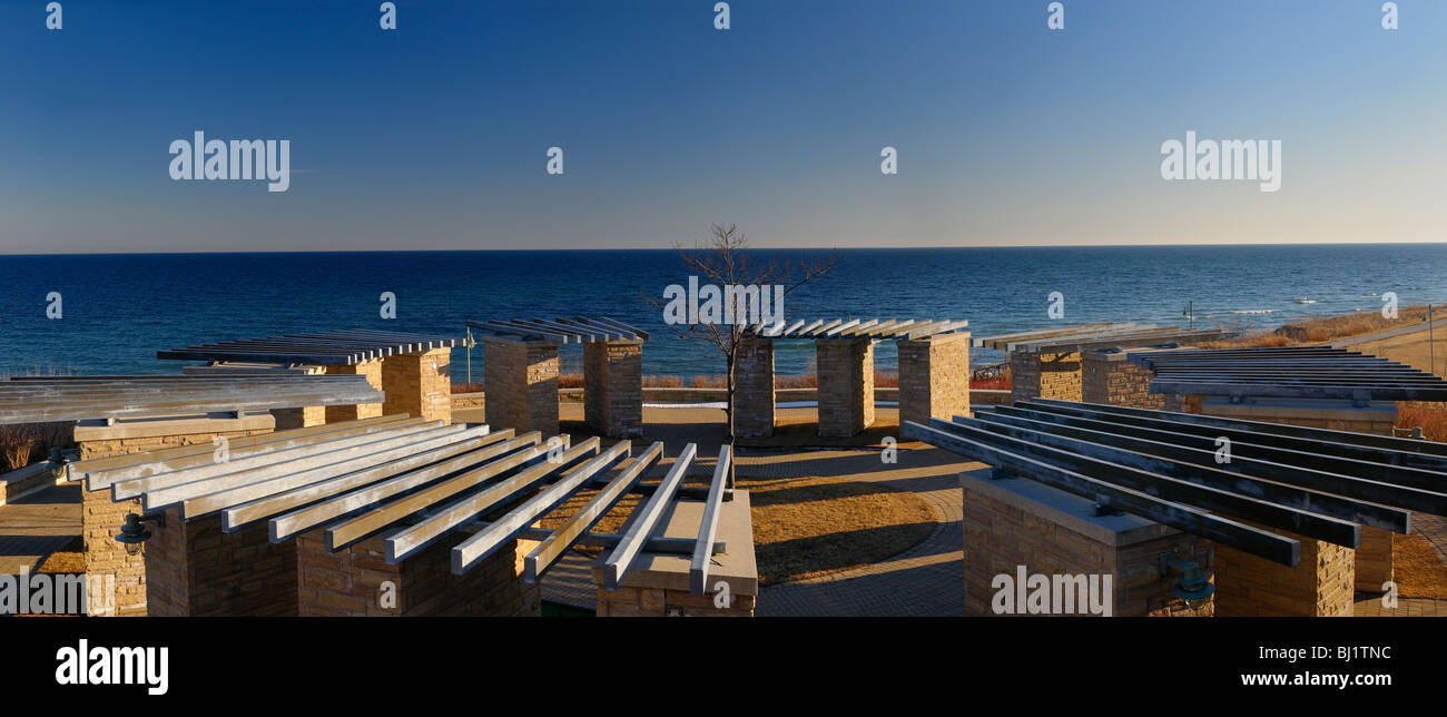 Panorama der alten Ajax Wasser Behandlung Werksgelände mit modernen Gedenk-Skulptur am Lake Ontario Stockfoto