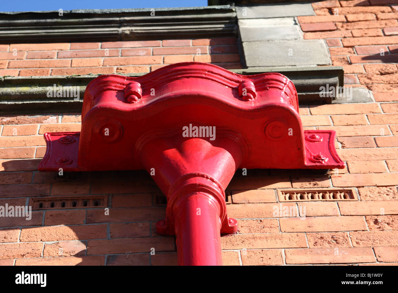 Ein altes Abflussrohr an einem Gebäude in einer Stadt, U.K. Stockfoto