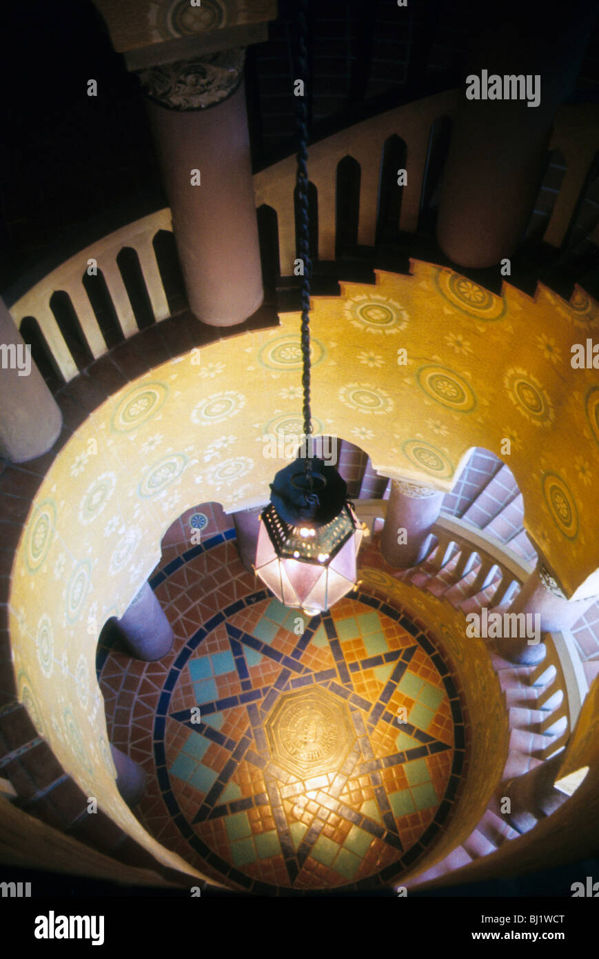 Treppenhaus Santa Barbara County Courthouse California leichte Treppe hoch Höhe Lampe Kronleuchter Fliese Bodenmosaik spanischen Stil Stockfoto