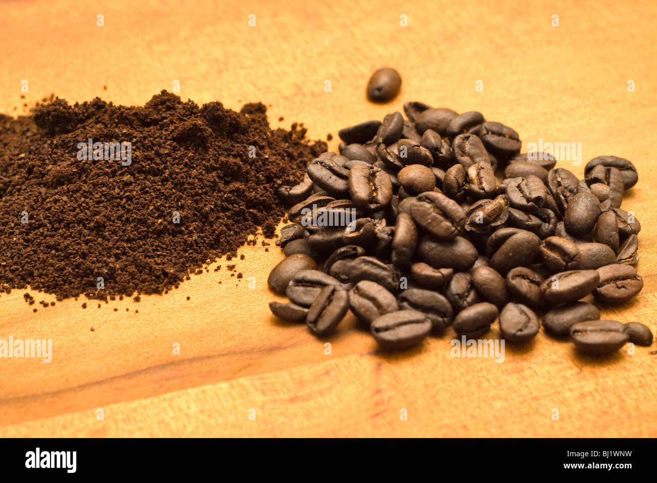 Arabica-Kaffee, ganze Bohnen und gemahlen Stockfoto
