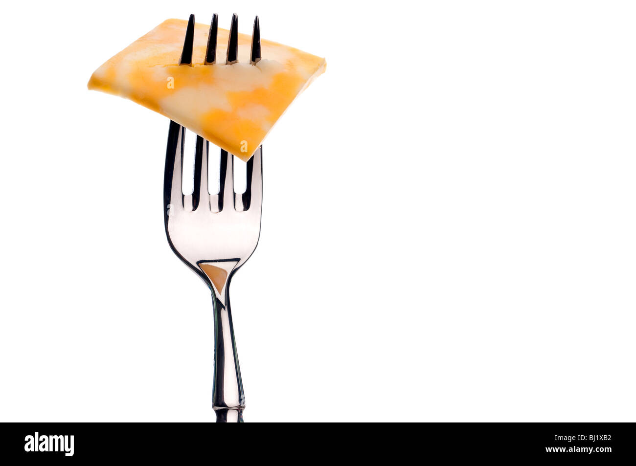 Ein horizontales Bild ein Stück Marmor Käse auf eine silberne Gabel auf weiß mit textfreiraum auf der rechten Seite Stockfoto