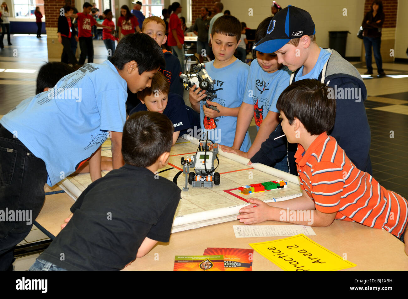Schule Kinder Aufbau eines Lego-Roboters während einer Wissenschaftsmesse. Stockfoto