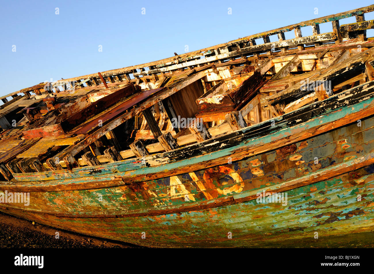 Die faulende Rumpf eines Fischerbootes Holz liegt am Strand. Stadt Dulas, Anglesey, UK. Stockfoto