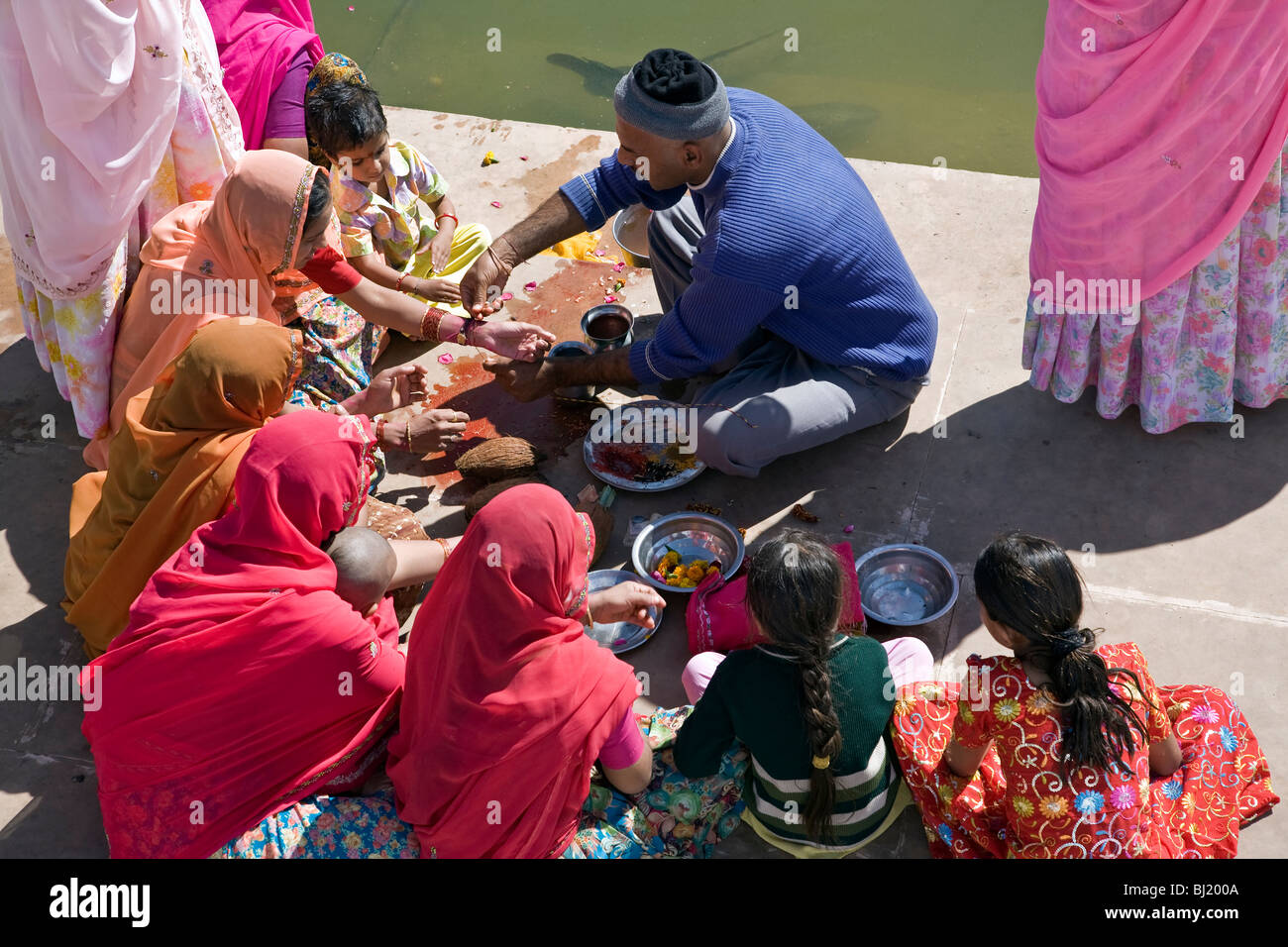 Hindu-Pilger eine rituelle Darbringung (Puja). Brahma Ghat. Pushkar-See. Rajasthan. Indien Stockfoto