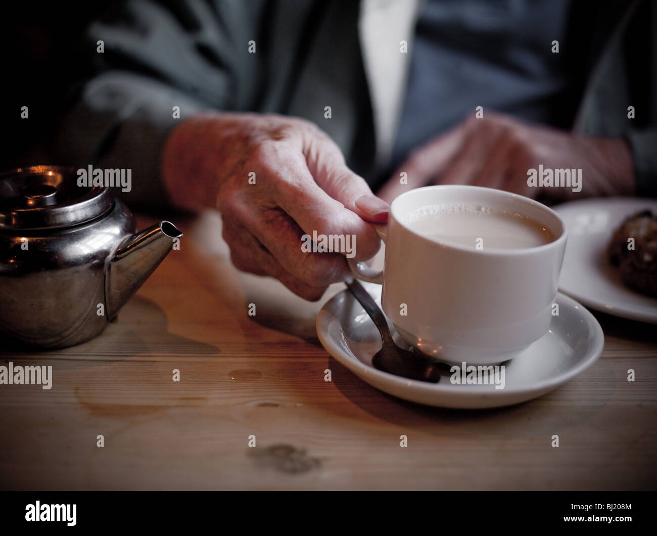 Alte Damen Hände halten Tasse Tee. Stockfoto