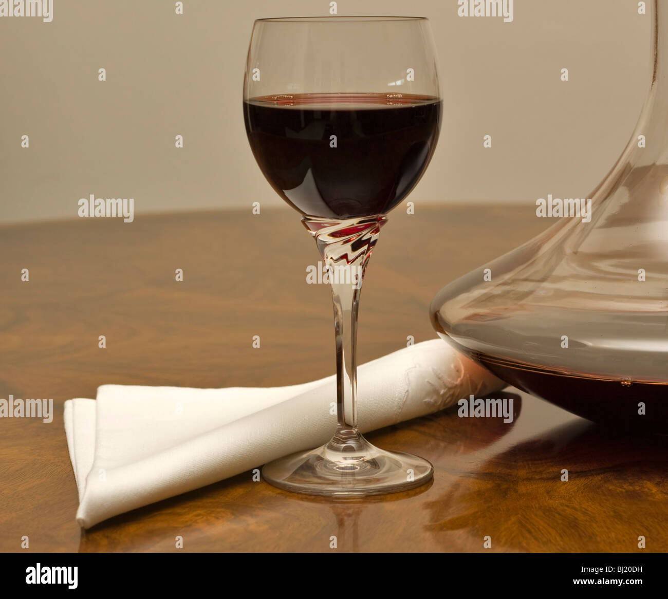 Glas Rotwein mit Dekanter Stockfoto