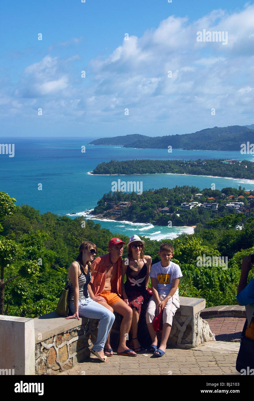 Touristen, die den Ausblick der Badeorte von Karon & Kata von Karon Aussichtspunkt an der West Küste von Phuket Stockfoto