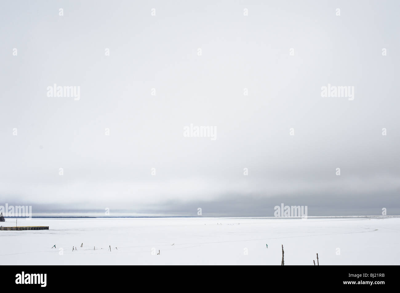 Roch, Fischernetze und Polen auf den gefrorenen Chaleur Bay New Brunswick, Kanada Stockfoto