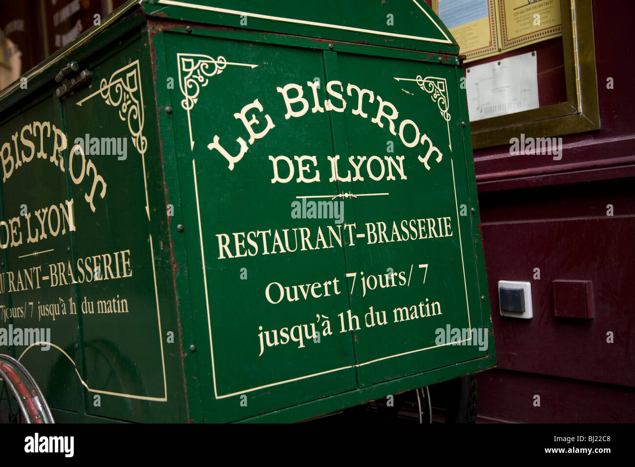 Lieferung Handwagen / Bollerwagen geparkt vor der Bistro De Lyon: Restaurant / Café / Bistro-Bar in der Stadt von Lyon, Frankreich. Stockfoto