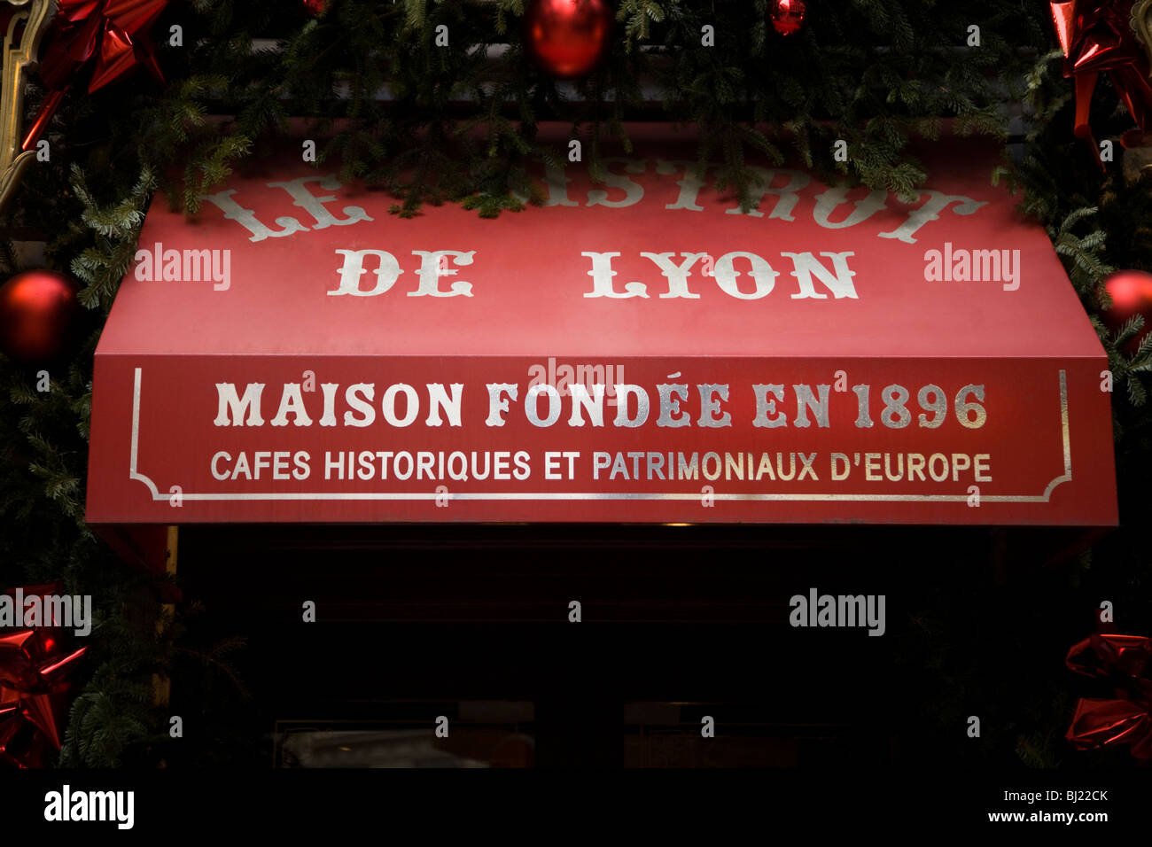 Markise über Tür / Eingang des Restaurant De Lyon / Bistro De Lyon: Restaurant / Café / Bistro-Bar in der Stadt von Lyon, Frankreich. Stockfoto