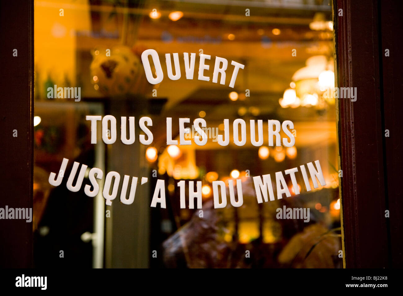 Öffnungszeiten an der Tür von einem Bouchon angezeigt / Restaurant / Café / Bistro-Bar in der Stadt von Lyon, Frankreich. Stockfoto
