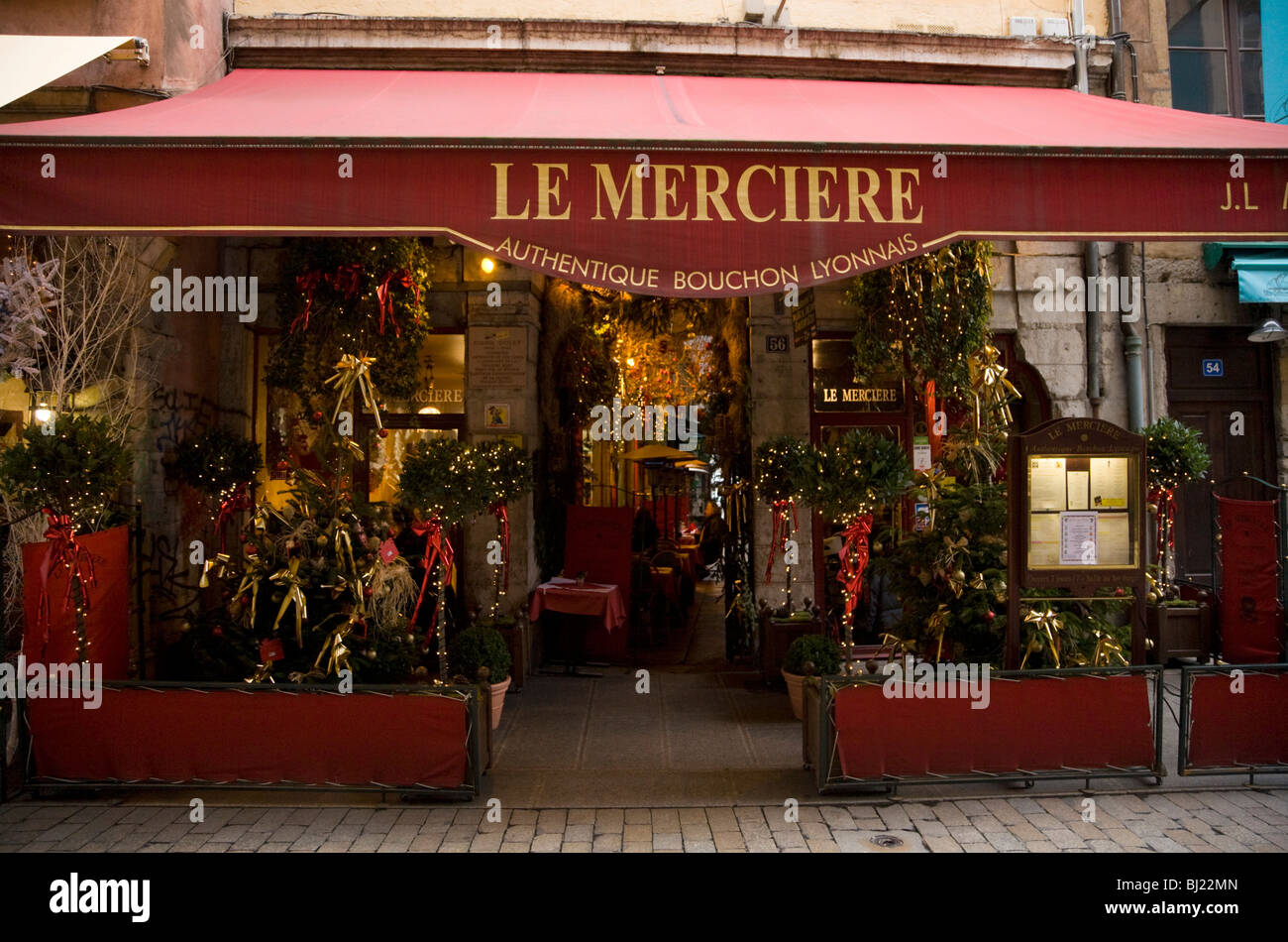 Vorderseite des authentischen / Authentique Bouchon Le Merciere Restaurant / Café / Bistro-Bar in der Stadt von Lyon, Frankreich. Stockfoto