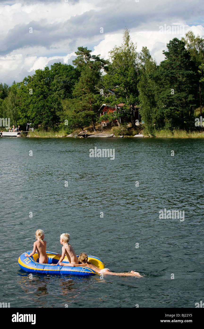 Drei Kinder in einem Schlauchboot, Schweden Stockfotografie - Alamy