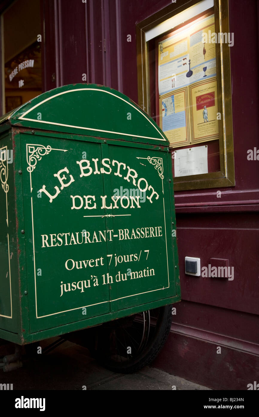 Lieferung Handwagen / Bollerwagen geparkt vor der Bistro De Lyon: Restaurant / Café / Bistro-Bar in der Stadt von Lyon, Frankreich. Stockfoto