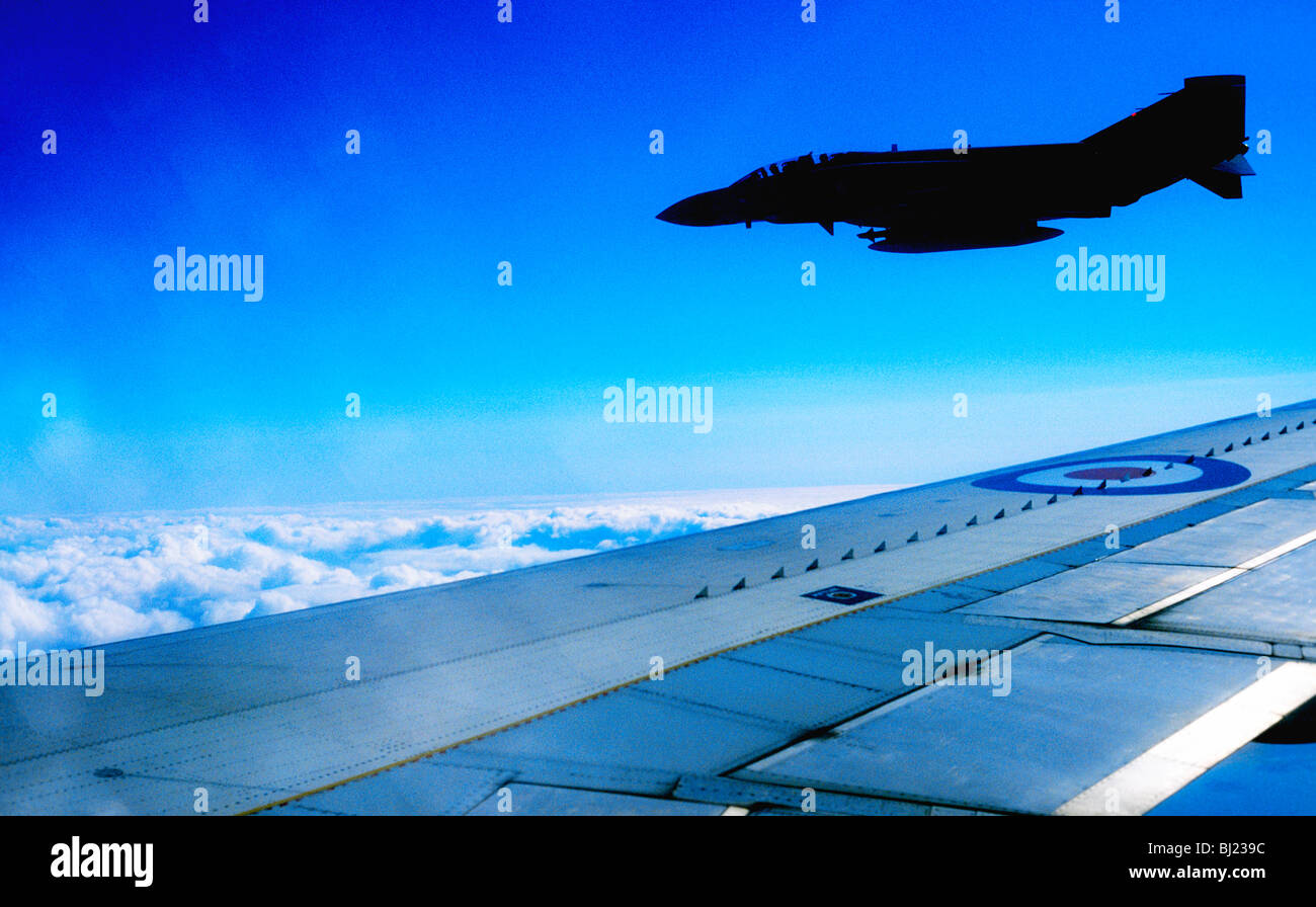 Ein Streben nach Flugzeug eskortiert von einem Düsenflugzeug, Atlantik. Stockfoto