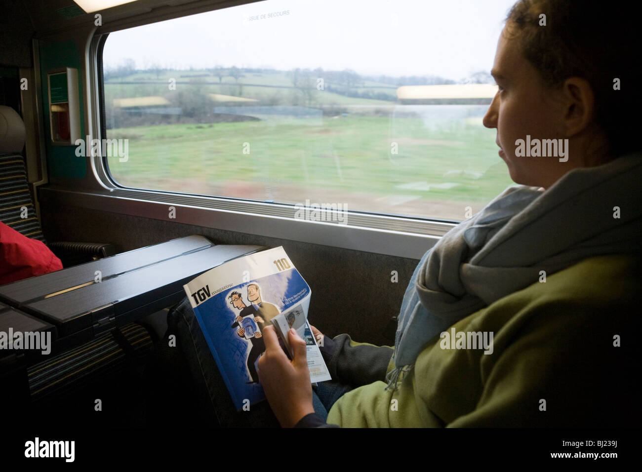 Französin Passagier beim TGV lesen in einem Zug Grande Vitesse Wagen auf einen französischen TGV-Zug in Frankreich. Stockfoto