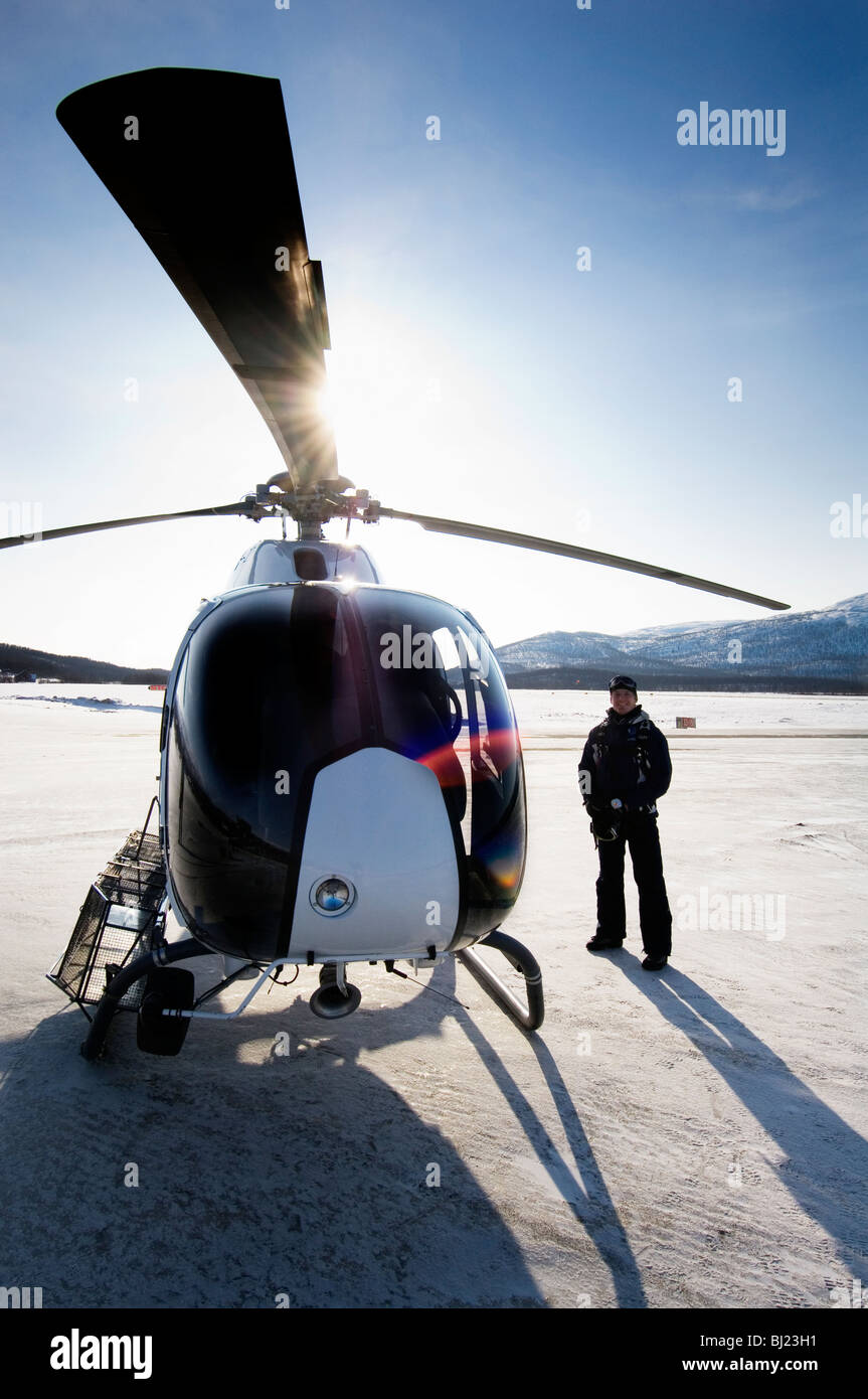 Mann von einem Hubschrauber, Schweden Schleifen. Stockfoto