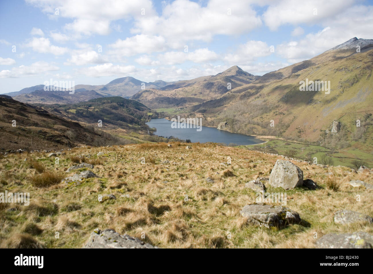 Llyn Gwynant und das Gwynant Tal mit Moel Hebog in die Ferne, Snowdonia, Nordwales Stockfoto