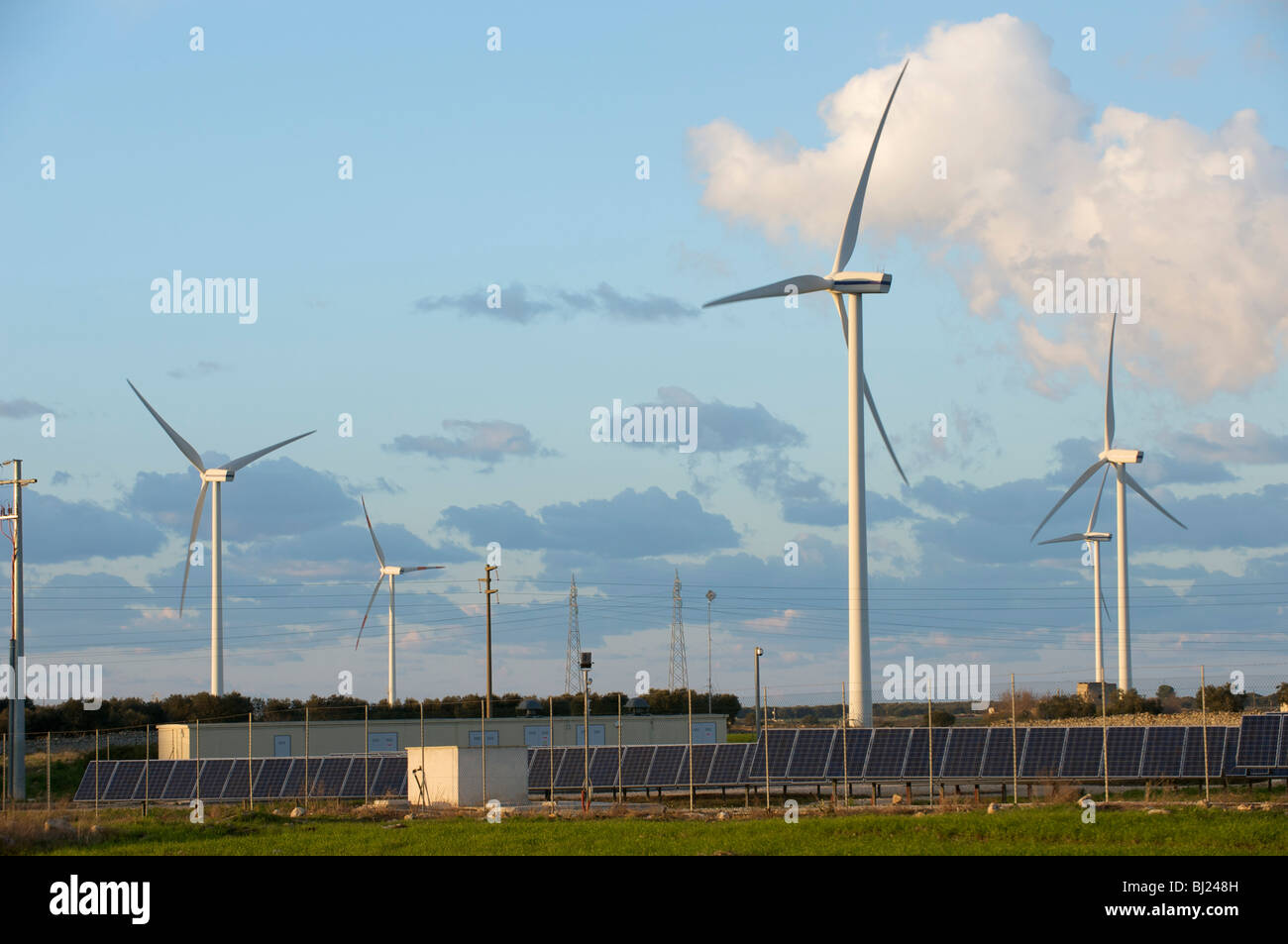 Solar und wind-Energieerzeugung in Süditalien, Apulien Stockfoto