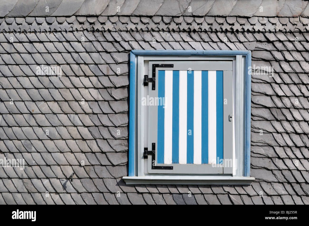 Haus Mit Schieferfassade Und Fensterladen, Goslar, Deutschland. -Haus mit Schiefer Fassade und Verschluss, Goslar, Deutschland. Stockfoto