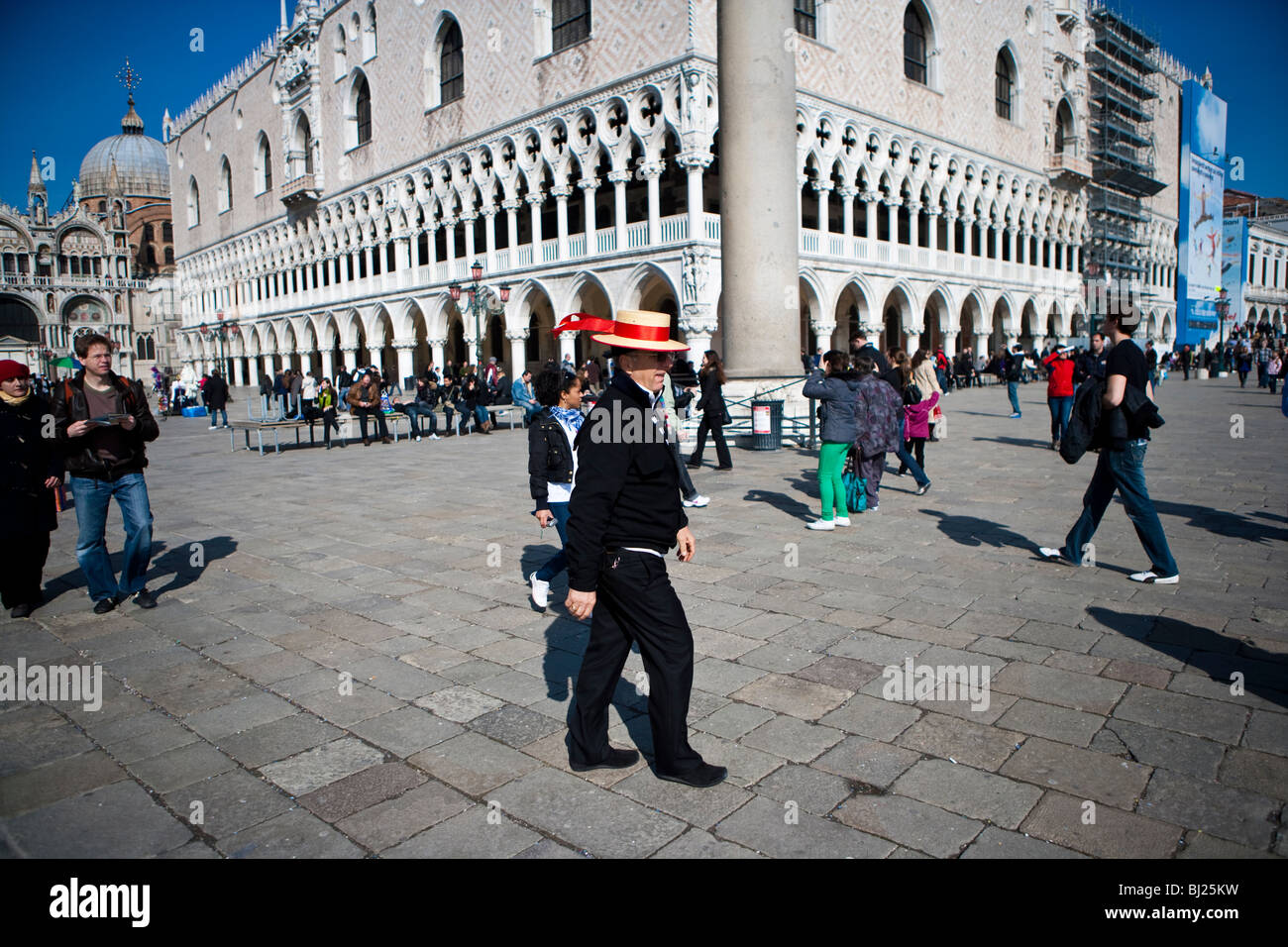 St' Marcs Quadrat - Piazza San Marco im historischen Zentrum von Venedig. Palazzo Ducal e und Basilika im Hintergrund Stockfoto