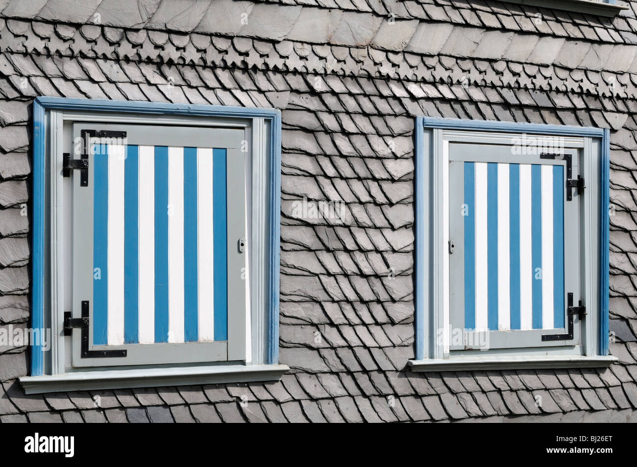 Haus Mit Schieferfassade Und Fensterläden, Goslar, Deutschland. -Haus mit Schiefer Fassade und Fensterläden, Goslar, Deutschland. Stockfoto