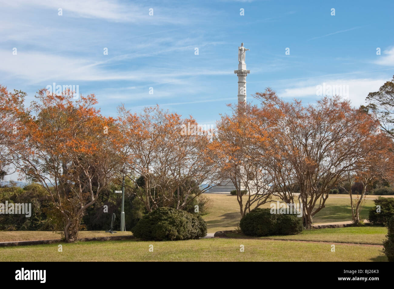 Bild von Yorktown Victory Monument im Herbst in Virginia, USA, ein amerikanischer revolutionärer Krieg-Denkmal. Stockfoto