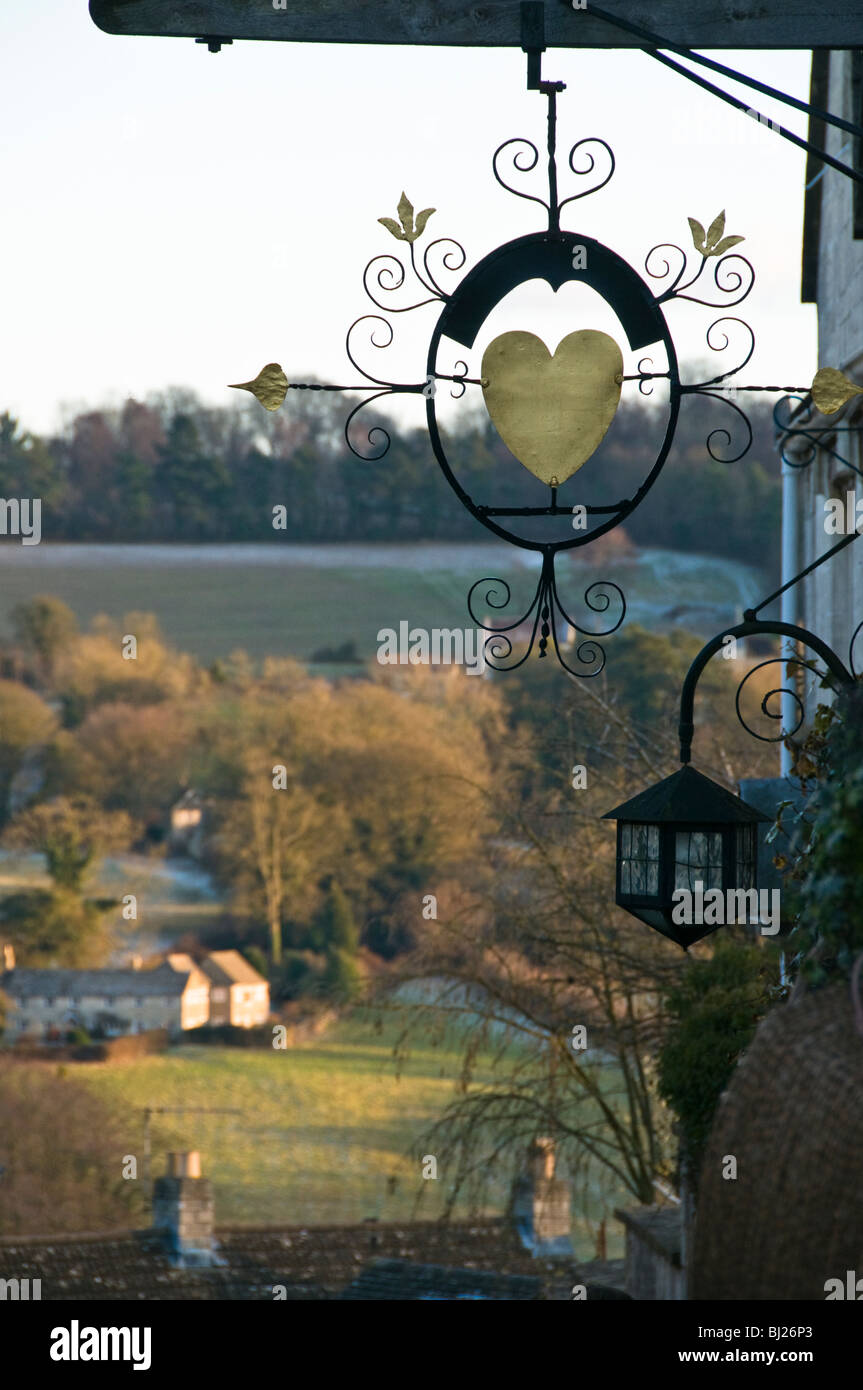 Ungewöhnliche Kneipe Zeichen und Stein Ferienhäuser im Hintergrund Painswick, Cotswolds, Gloucestershire, Großbritannien Stockfoto