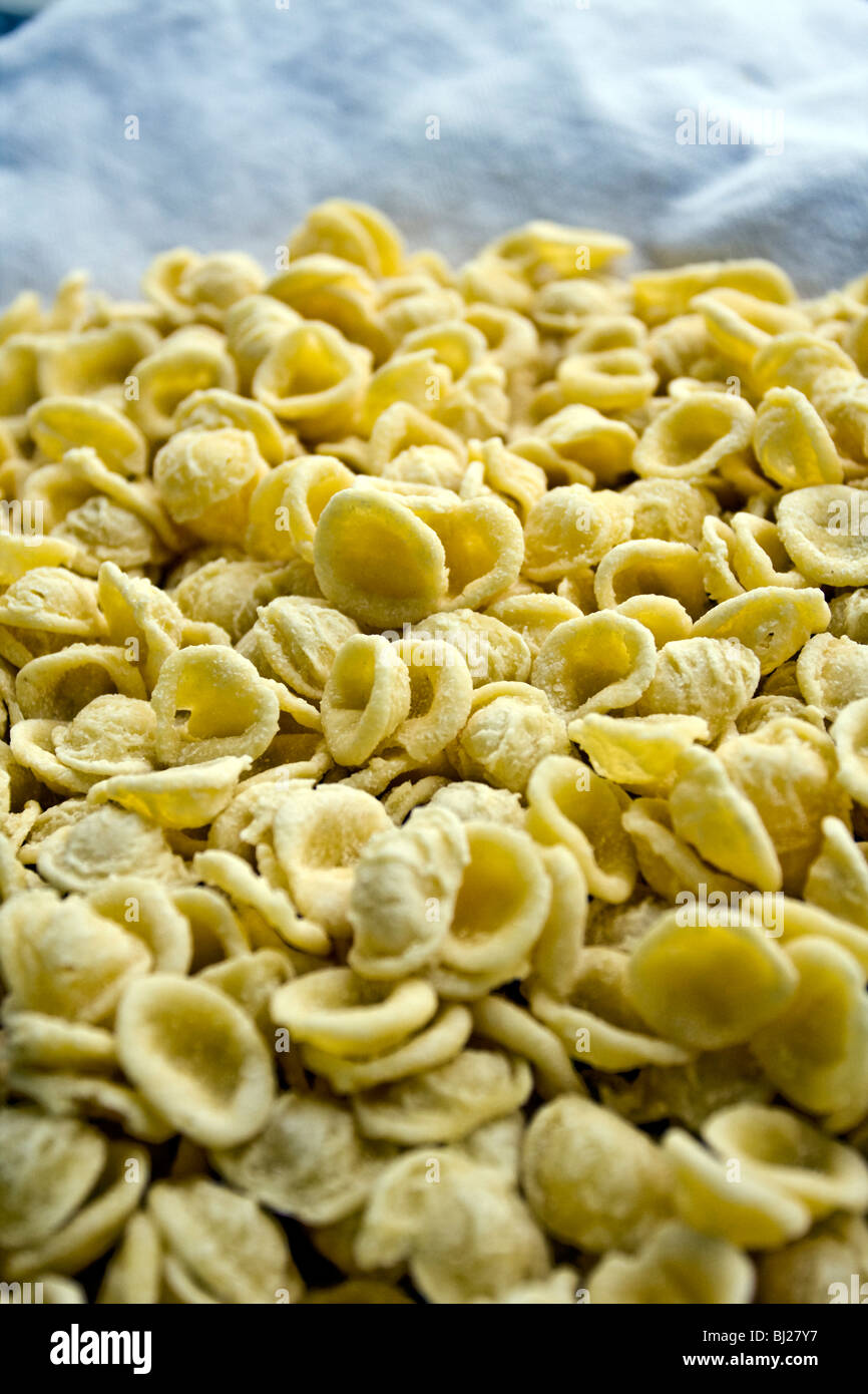 Apulischen Orecchiette, handgemachte frische Pasta Typicall und berühmt in Apulien, Süditalien Stockfoto