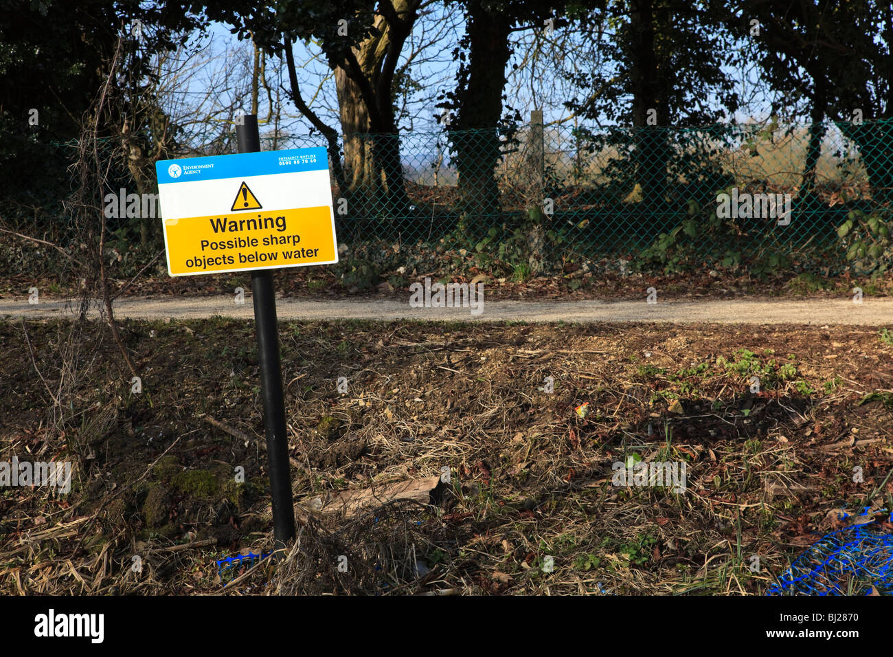 Warnschild an Iffley Lock, Oxford, Oxfordshire, Vereinigtes Königreich. "Mögliche scharfe Objekte unter Wasser" Stockfoto