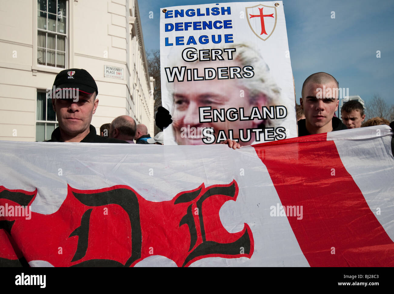 English Defence League (EDL) März in London zur Unterstützung der rechtsextreme holländische islamophobe Politiker Geert Wilders. Stockfoto