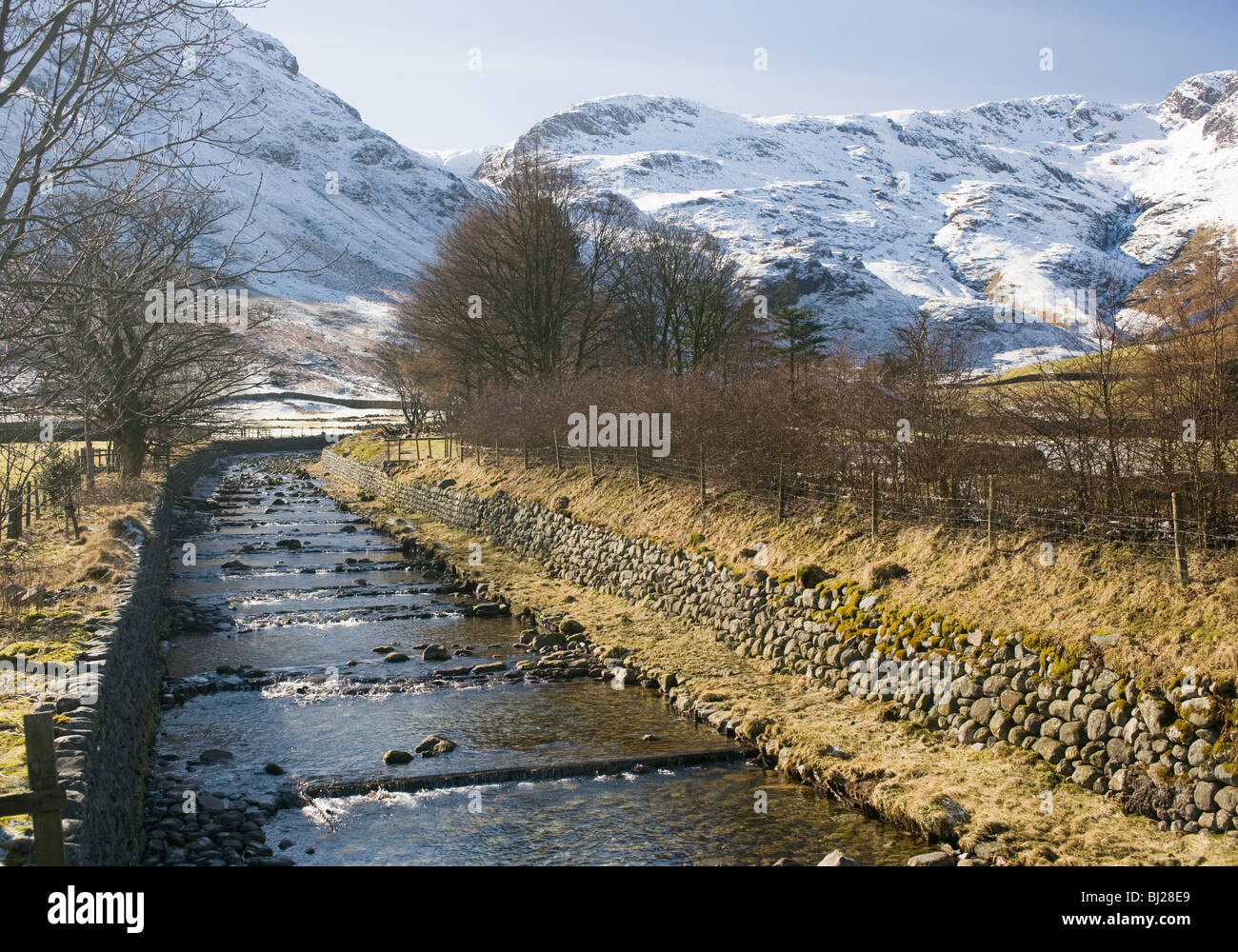 Oxendale Beck durch Ackerland mit Schnee bedeckt Crinkle Crags Berge Langdale Valley Lake District Cumbria England Stockfoto