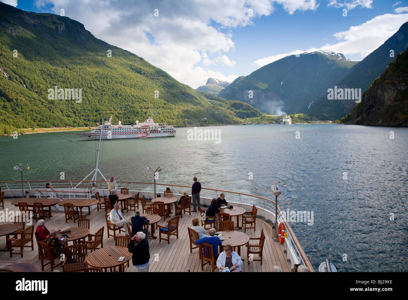 Kreuzfahrtschiff im norwegischen fjord Stockfoto