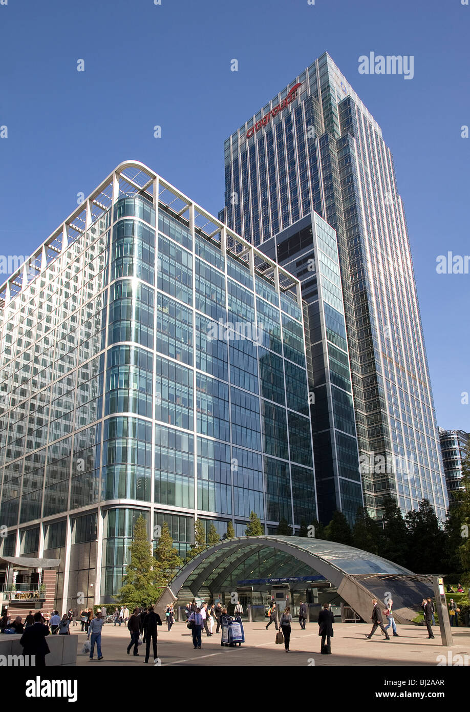 Arbeitnehmer bei Canary Wharf u-Bahnstation Stockfoto