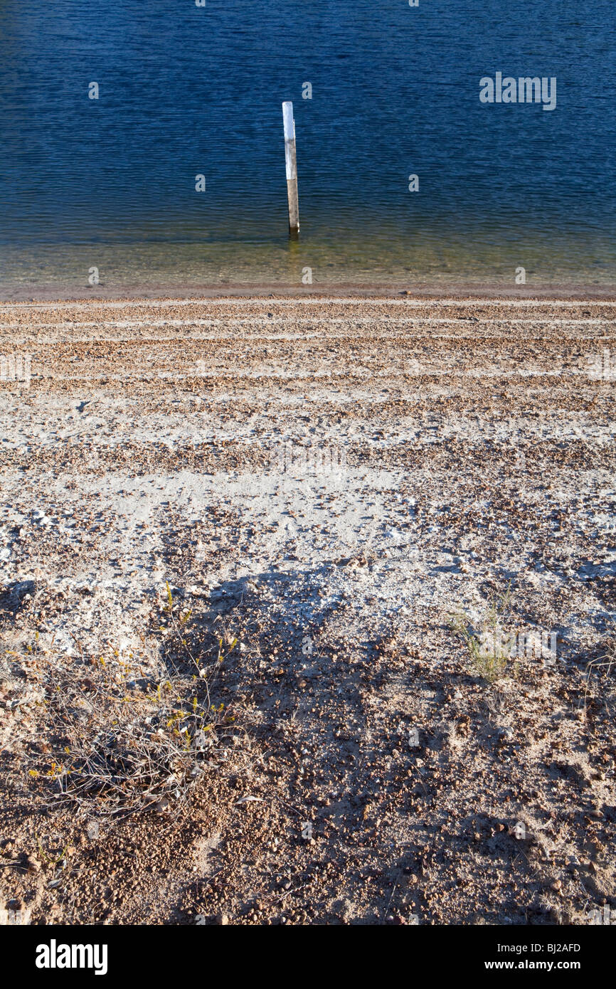 Wassermangel. Ein Damm mit sehr niedrigen Wasserstand. Vorherige Wasserstand Markierungen sind sichtbar an den Ufern des Stausees. Stockfoto